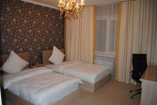 Отель Sweet Home Атырау Двухместный номер с 2 отдельными кроватями и ванной комнатой-1